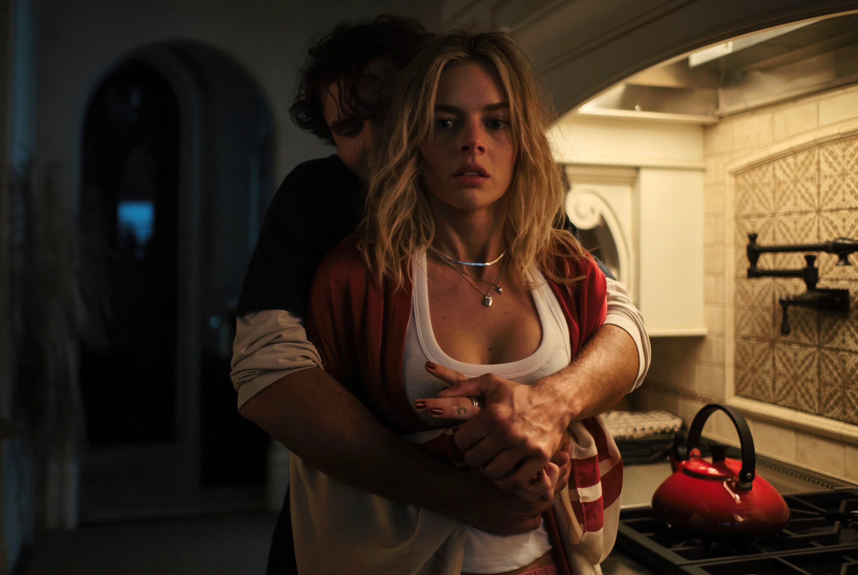 BORDERLINE, from left: Ray Nicholson, Samara Weaving, 2025. © Magnet Releasing / Courtesy Everett Collection