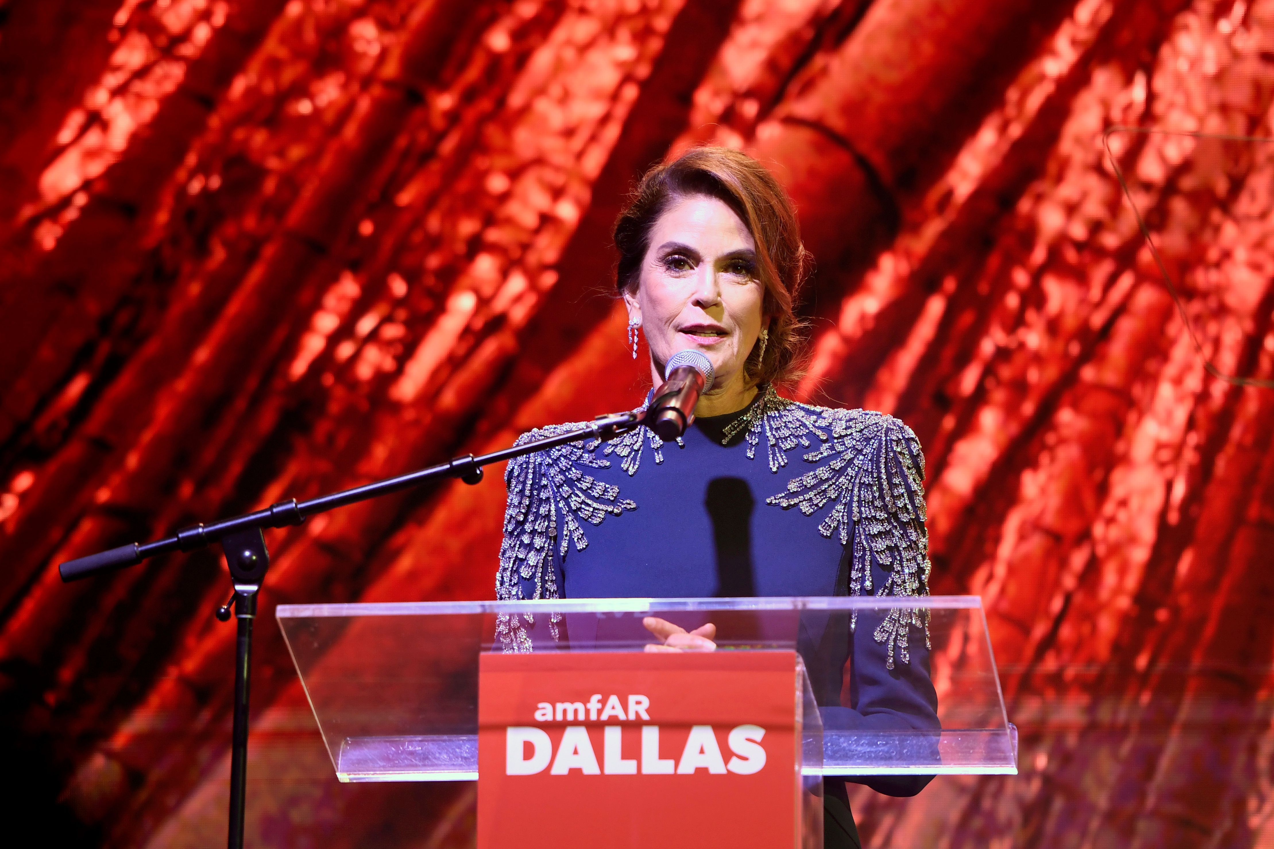 DALLAS, TEXAS - OCTOBER 04: Teri Hatcher speaks onstage during amfAR Dallas Gala at Private Residence on October 04, 2025 in Dallas, Texas.  (Photo by Ryan Emberley/Getty Images for amfAR)