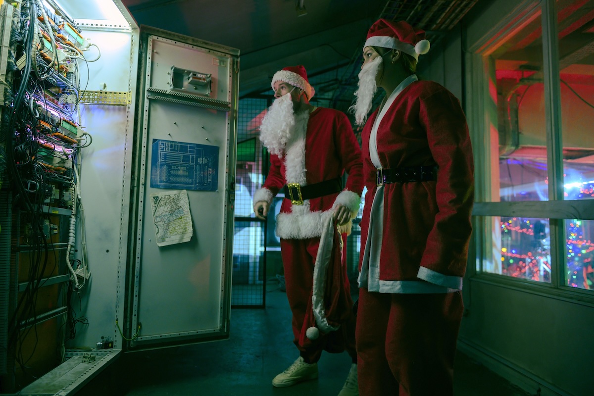 Jingle Bell Heist.  (L to R) Connor Swindells as Nick and Olivia Holt as Sophia in Jingle Bell Heist.  Cr. Rob Baker Ashton/Netflix ©2025