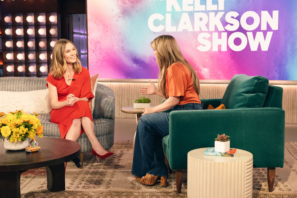 Julia Stiles and Kelly Clarkson on the set of