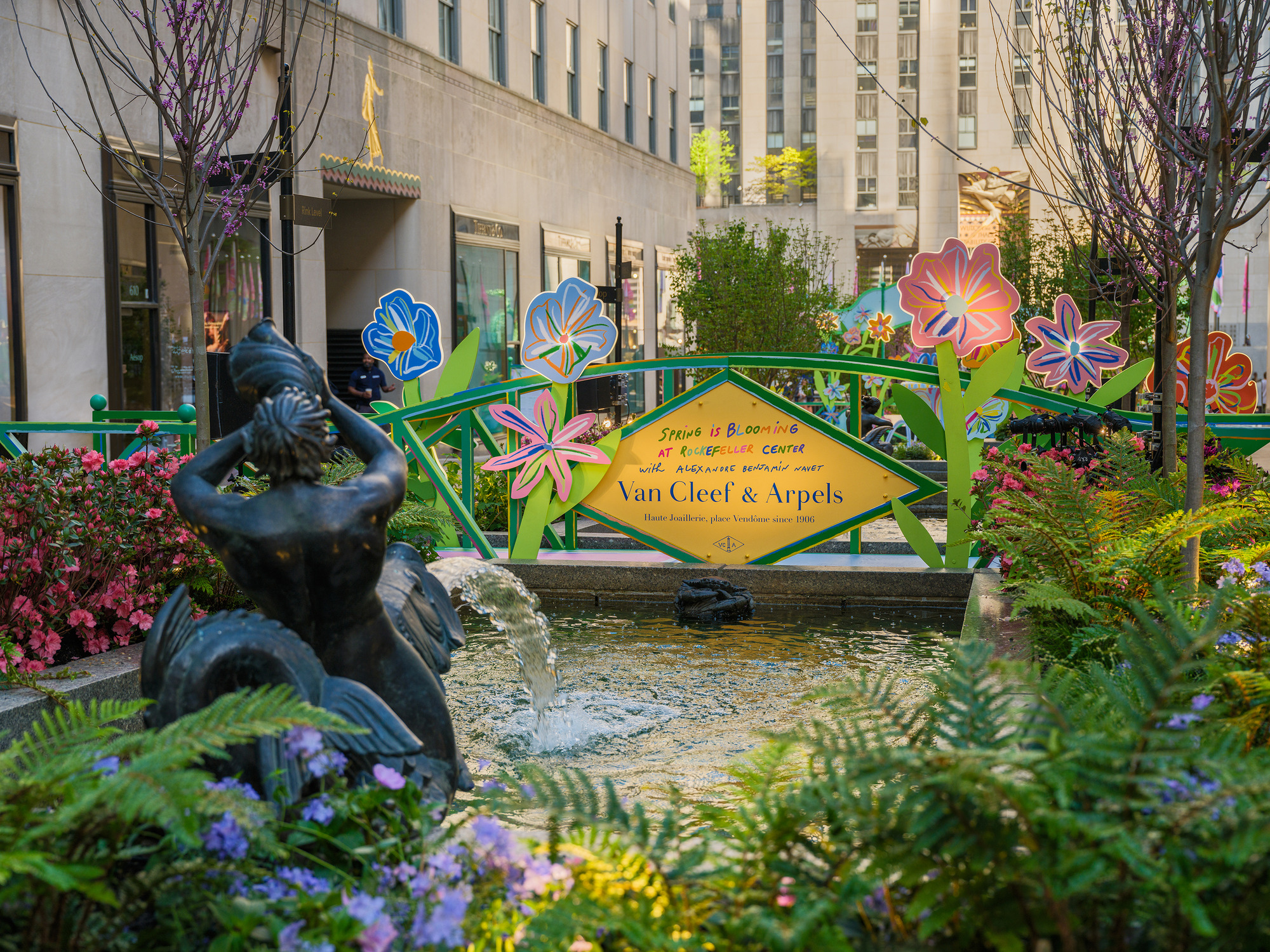 Van Cleef & Arpels' "Spring Is Blooming" returns to Rockefeller Center.
