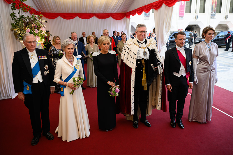 LONDON, ENGLAND - JULY 9: The Duke of Gloucester (L), the Duchess of Gloucester (2L), Brigitte Macron (3L), Lord Mayor of the City of London Alastair King (3R), President of France Emmanuel Macron (2R) and Lady Mayoress of the City of London Florence King (R) are seen as they arrive for a banquet at Guildhall on July 9, 2025 in London, England. President Emmanuel Macron and Mrs Brigitte Macron visit the UK in the first visit State Visit made by France in 17 years. They are staying at Windsor Castle, hosted by King Charles III and Queen Camilla. Today, the Macrons will have lunch with the UK Prime Minister at Downing Street, and a banquet will be held in their honour at The Guildhall. (Photo by Leon Neal/Getty Images)