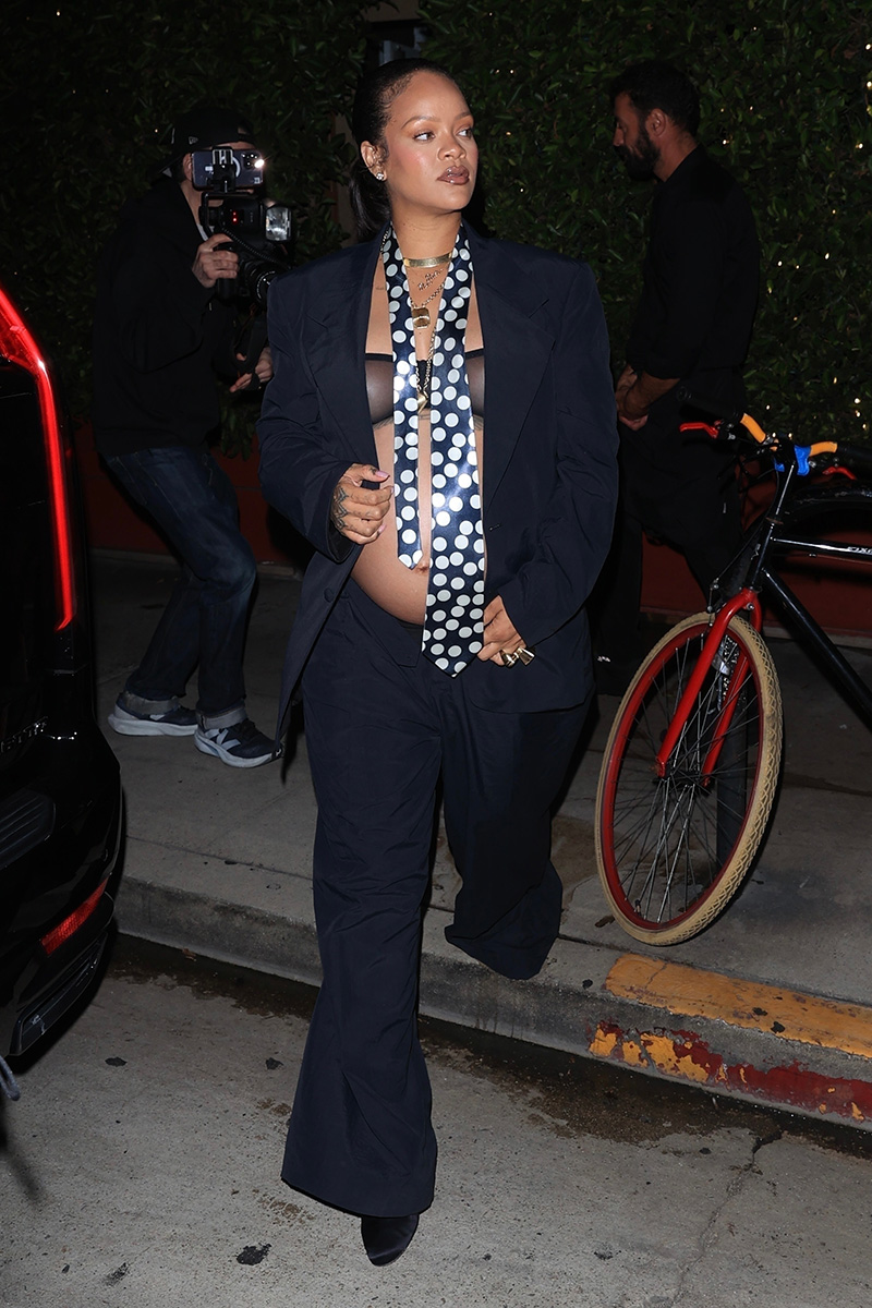 *EXCLUSIVE* Santa Monica, CA Rihanna puts on a sexy display while leaving a late night dinner at Giorgio Baldi in Santa Monica. Rihanna, who is very pregnant with her third child, nearly suffers a wardrobe malfunction as she wears a see through bra from her Savage Fenty lingerie brand while rocking a baggy dark navy blue suit and polka dot tie. She accessorized the look with gold jewelry with her two son’s RZA & Riot’s name.
Pictured: Rihanna
BACKGRID USA 20 JULY 2025
USA: +1 310 798 9111 / usasales@backgrid.com
UK: +44 208 344 2007 / uksales@backgrid.com
*UK Clients - Pictures Containing Children
Please Pixelate Face Prior To Publication*