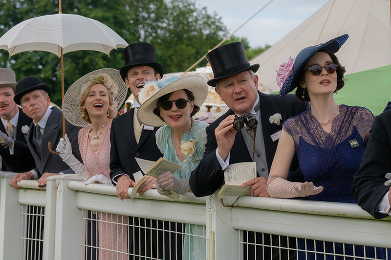 4226_D030_02755_R
(L to R) Laura Carmichael stars as Lady Edith, Harry Hadden-Paton as Bertie Hexham, Elizabeth McGovern as Cora Grantham, Hugh Bonneville stars as Robert Grantham and Michelle Dockery as Lady Mary in DOWNTON ABBEY: The Grand Finale, a Focus Features release.
Credit: Rory Mulvey / © 2025 FOCUS FEATURES LLC