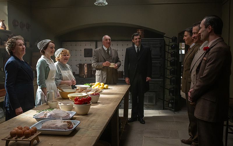 4226_D045_00153_RC
(L to R) Phyllis Logan stars as Mrs. Hughes, Sophie McShera as Daisy Parker, Lesley Nicol as Mrs. Patmore, Jim Carter as Mr. Carson, Michael Fox as Andy Parker, Robert James-Collier as Thomas Barrow, Dominic West as Guy Dexter and Arty Froushan as Noël Coward in DOWNTON ABBEY: The Grand Finale, a Focus Features release.
Credit: Rory Mulvey / © 2025 FOCUS FEATURES LLC