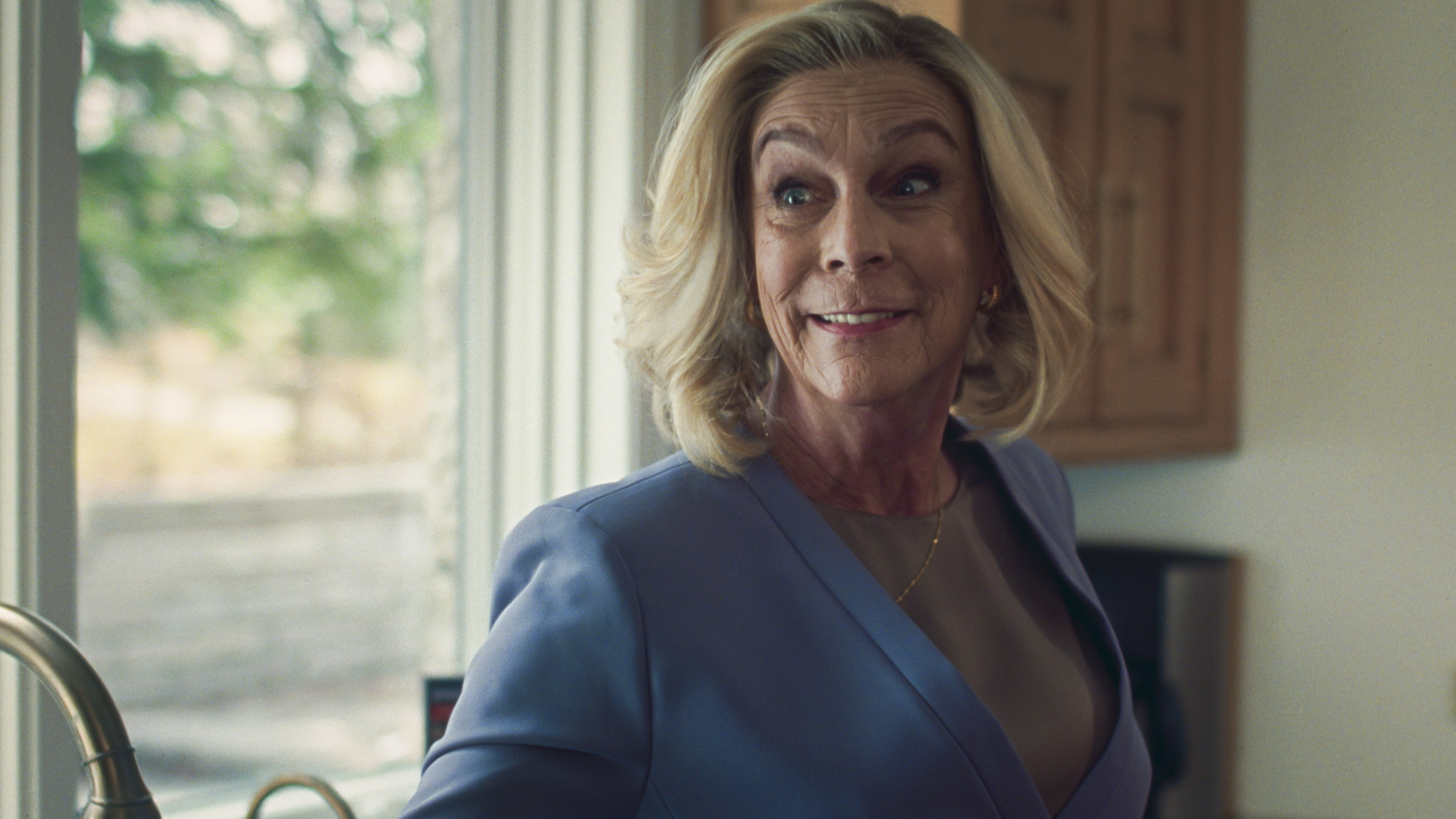 THE BEAR Jamie Lee Curtis