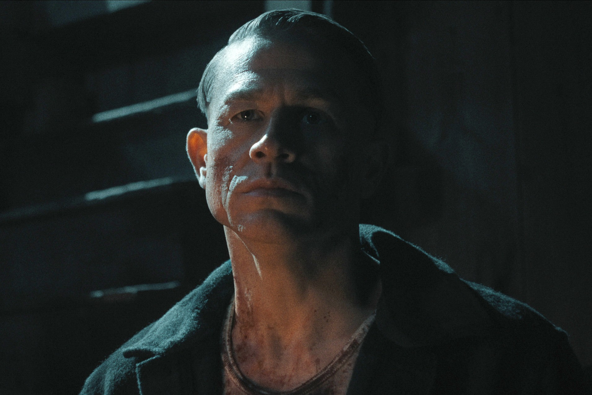 MONSTER, (aka MONSTER: THE ED GEIN STORY), Charlie Hunnam as Ed Gein, (Season 3, ep. 304, aired Oct. 3, 2025). photo: ©Netflix / Courtesy Everett Collection