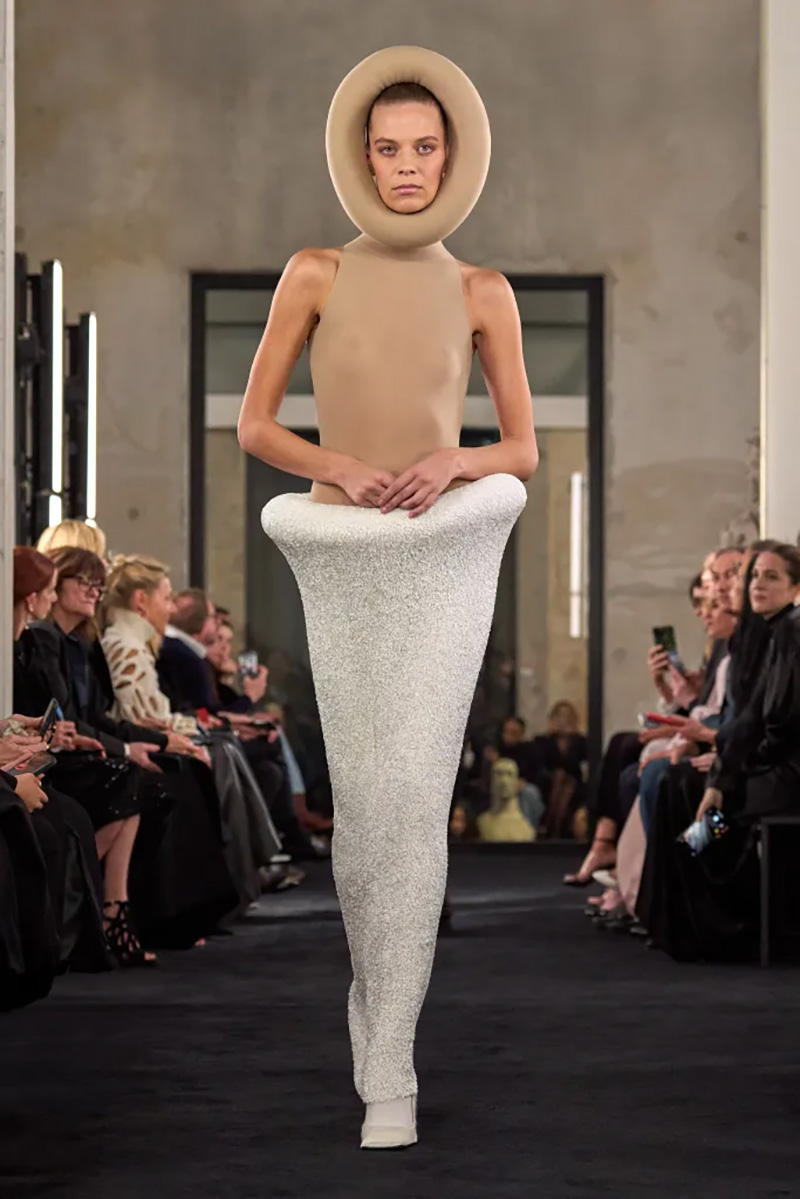 Alaïa fall 2025 ready-to-wear collection.