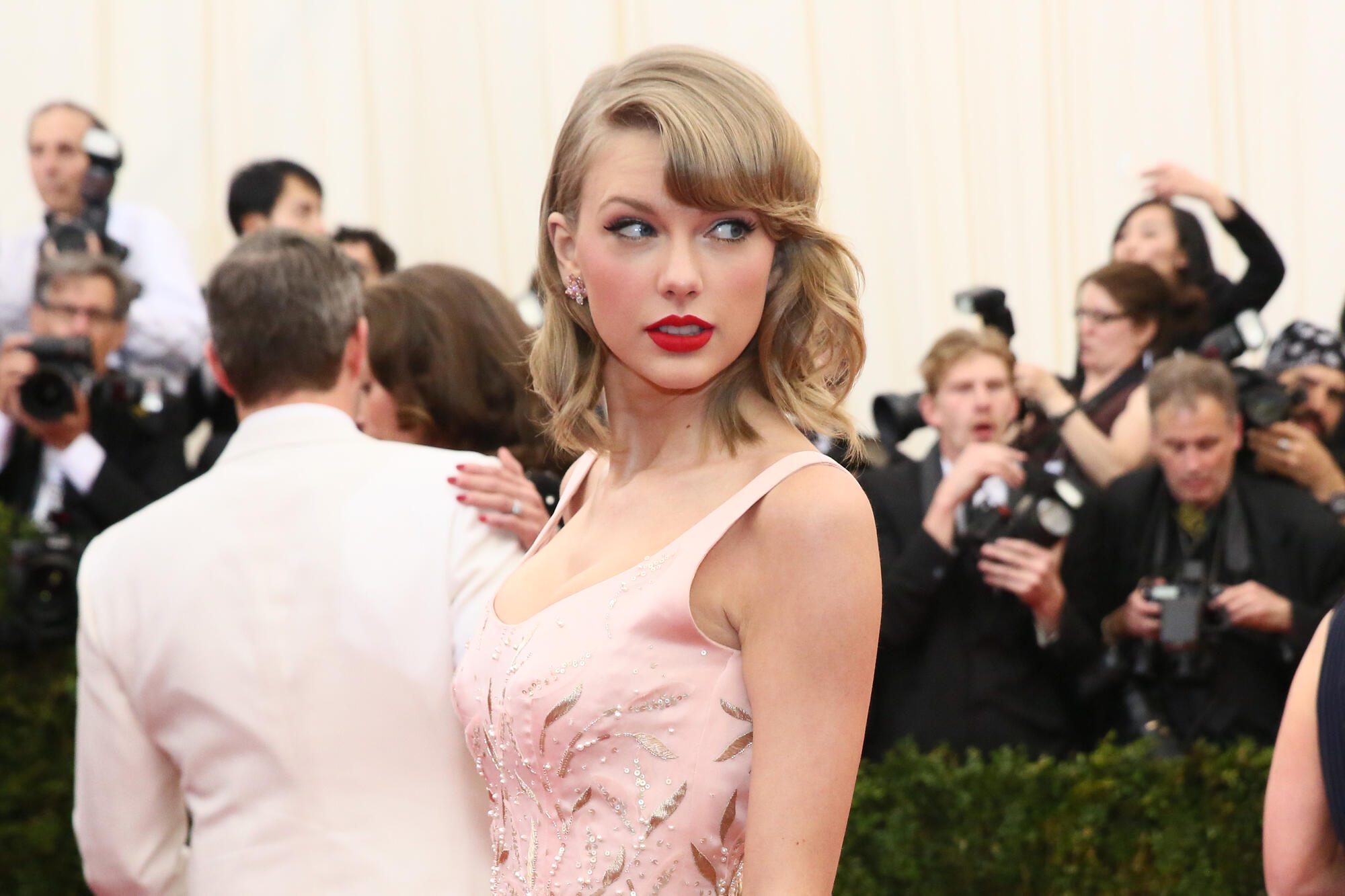 Taylor Swift in Oscar de la Renta attends the Metropolitan Museum of Art's 2014 Costume Institute Gala featuring the opening of the exhibit 'Charles James: Beyond Fashion.'